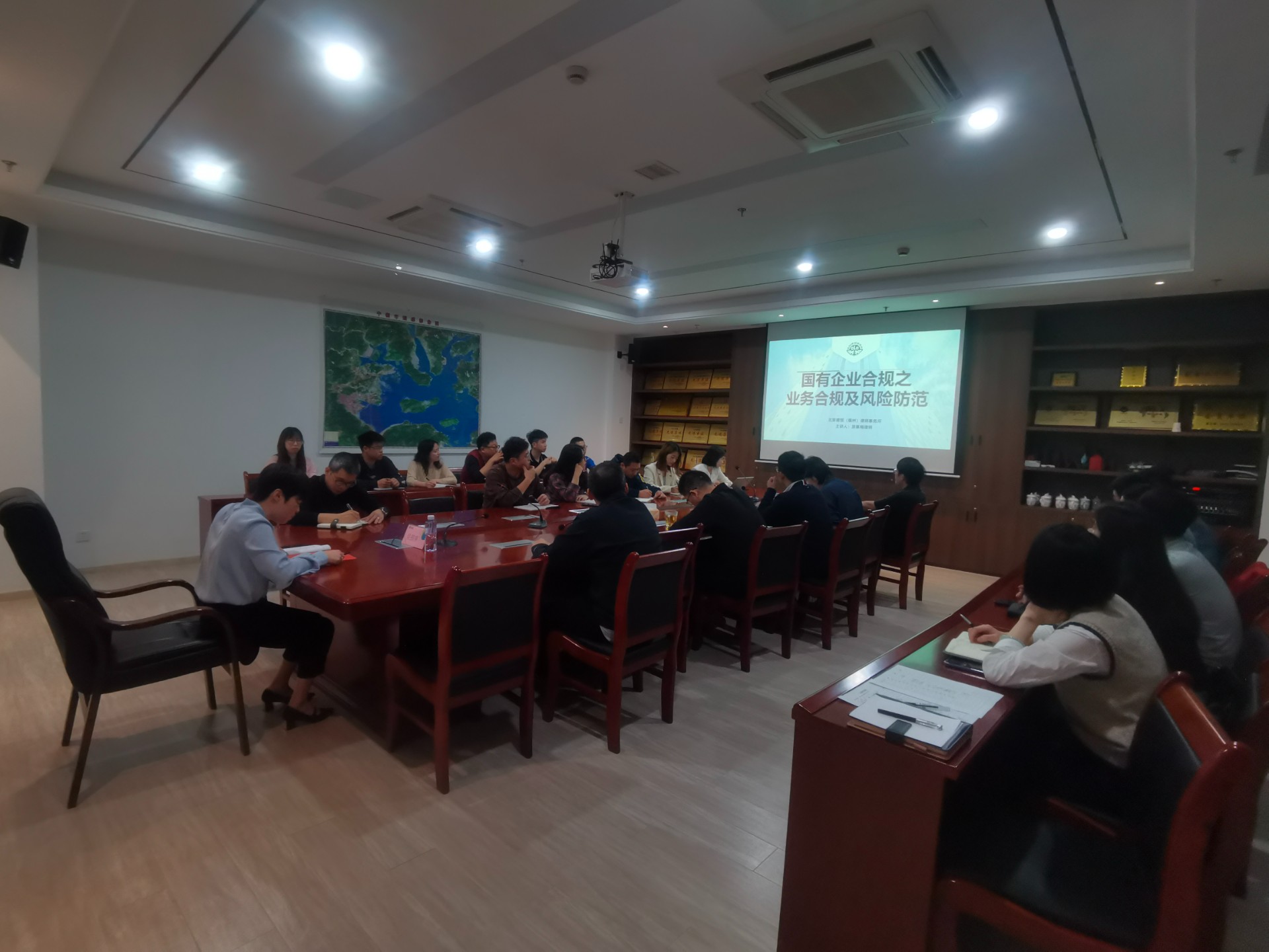 合規(guī)講堂第一課——市交投物流集團開展國企業(yè)務合規(guī)及風險防范培訓，劉招蕊拍攝.jpg