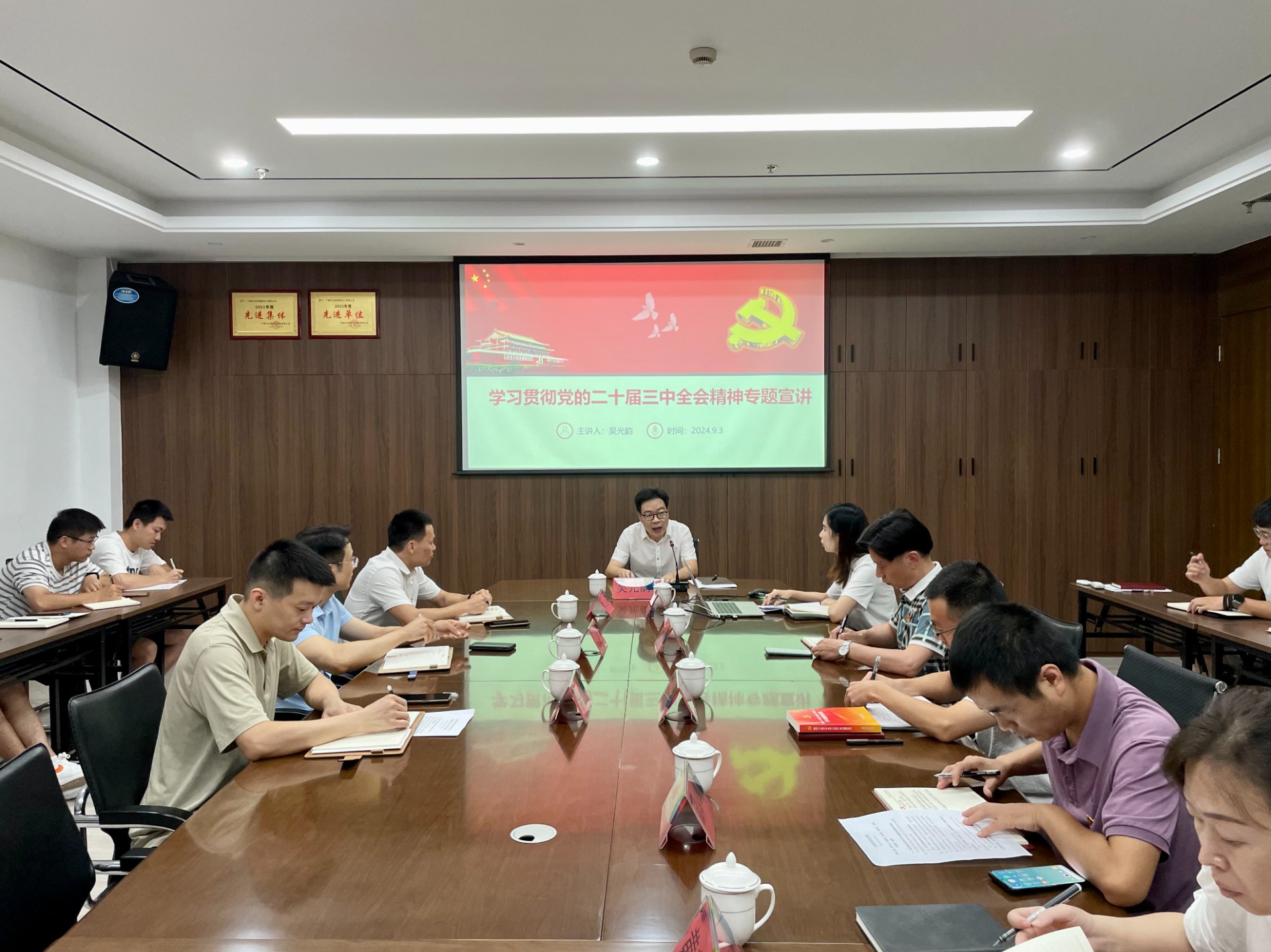 市交投集團(tuán)領(lǐng)導(dǎo)深入市交投物流集團(tuán)市交投勘察設(shè)計(jì)公司開(kāi)展聯(lián)系點(diǎn)工作，葉嵐清拍攝1.jpg